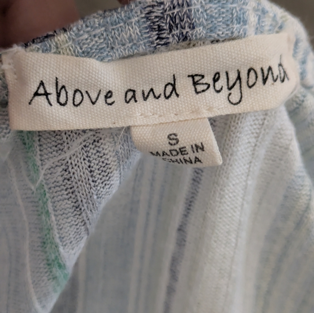 Above & Beyond size Small Top - Picture 3 of 4